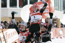 Biathlon - IBU Biathlon World Final 2007, 12.5 km mass start women, 18.03.2007 - Khanty Mansiysk (RUS): Total Worldcup Winner 2006-07 Andrea Henkel (GER), Katrin Hitzer (GER) left, Magdalena Neuner (GER) right