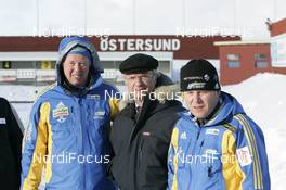 13.02.2008, Oestersund, Sweden (SWE): King Carl XVI Gustav of Sweden visits the Biathlon Arena l-r: Wolfgang Pichler (GER), coach Sweden, Carl Gustav, Staffan Eklund trainer - IBU World Championchip of Biathlon, training - Oestersund (SWE). www.nordicfocus.com. c Furtner/NordicFocus. Every downloaded picture is fee-liable.