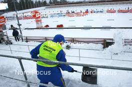 06.02.2008, Oestersund, Sweden (SWE): volunteer removing snow - IBU World Championchip of Biathlon, training - Oestersund (SWE). www.nordicfocus.com. c Manzoni/NordicFocus. Every downloaded picture is fee-liable.
