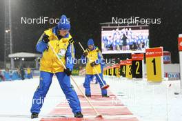 03.12.2008, Oestersund, Sweden (SWE): Volounteers cleaning the shooting range - IBU world cup biathlon, individual men, Oestersund (SWE). www.nordicfocus.com. © Manzoni/NordicFocus. Every downloaded picture is fee-liable.