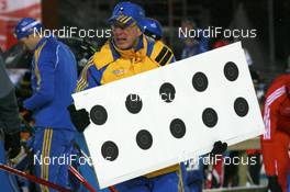 03.12.2008, Oestersund, Sweden (SWE): Volounteer with targets - IBU world cup biathlon, individual men, Oestersund (SWE). www.nordicfocus.com. © Manzoni/NordicFocus. Every downloaded picture is fee-liable.