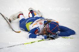30.11.2008, Kuusamo, Finland (FIN): Virpi Kuitunen (FIN), Rossignol, Rottefella, One Way seems to be sleeping in the finish area - FIS world cup cross-country, 10km women, Kuusamo (FIN). www.nordicfocus.com. © Felgenhauer/NordicFocus. Every downloaded picture is fee-liable.