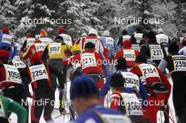 02.03.2008, Mora, Sweden (SWE): climbing up the hill, shoulder to shoulder - Worldloppet Vasaloppet, Mora (SWE). www.nordicfocus.com. c Felgenhauer/NordicFocus. Every downloaded picture is fee-liable.