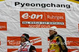 14.02.2009, Pyeong Chang, Korea (KOR): l-r: Simone Hauswald (GER), Fischer, Rottefella, Exel, adidas, Toko, Kati Wilhelm (GER), Madshus, Rottefella, Swix, adidas - IBU world championships biathlon, sprint women, Pyeong Chang (KOR). www.nordicfocus.com. © Manzoni/NordicFocus. Every downloaded picture is fee-liable.
