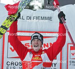 04.01.2009, Val di Fiemme, Italy (ITA): TdS overall winner Dario Cologna (SUI), Fischer, Rottefella, Alpina, Swix, adidas  - FIS world cup cross-country, tour de ski, final climb men, Val di Fiemme (ITA). www.nordicfocus.com. © Hemmersbach/NordicFocus. Every downloaded picture is fee-liable.