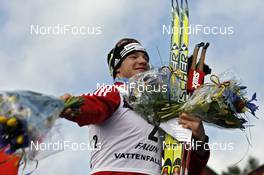 21.03.2009, Falun, Sweden (SWE): Dario Cologna (SUI), Fischer, Rottefella, Alpina, Swix, adidas, throwing flowers - FIS world cup cross-country, pursuit men, Falun (SWE). www.nordicfocus.com. © Felgenhauer/NordicFocus. Every downloaded picture is fee-liable.
