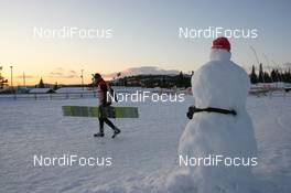 21.11.2009, Beitostoelen, Norway (NOR): The snowman watches a service technician before sunrise - FIS world cup cross country, training, Beitostoelen (NOR). www.nordicfocus.com. © NordicFocus. Every downloaded picture is fee-liable.
