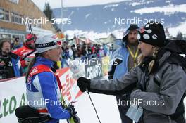 06.01.2010, Cortina-Toblach, Italy (ITA): feature, l-r: Arianna Follis (ITA), Fischer, Salomon, Swix, Sandra Spitz (GER), media coordinator FIS cross-country  - FIS world cup cross-country, tour de ski, 15km women handicap start, Cortina-Toblach (ITA). www.nordicfocus.com. © Hemmersbach/NordicFocus. Every downloaded picture is fee-liable.