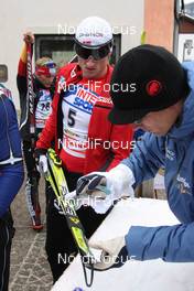 06.01.2010, Cortina-Toblach, Italy (ITA): Petter Northug (NOR), Fischer, Rottefella, Alpina, Ski Go, Swix at the ski marking, feature - FIS world cup cross-country, tour de ski, 30km men handicap start, Cortina-Toblach (ITA). www.nordicfocus.com. © Hemmersbach/NordicFocus. Every downloaded picture is fee-liable.