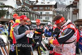 06.01.2010, Cortina-Toblach, Italy (ITA): German team prepairs for the start, l-r: Rene Sommerfeldt (GER), Madshus, Salomon, Leki, adidas, Jochen Behle (GER), headcoach cross-country and in the backrground Jens Filbrich (GER), Rossignol, Rottefella, One Way, adidas and Tobias Angerer (GER), Rossignol, Rottefella, One Way, adidas, feature - FIS world cup cross-country, tour de ski, 30km men handicap start, Cortina-Toblach (ITA). www.nordicfocus.com. © Hemmersbach/NordicFocus. Every downloaded picture is fee-liable.