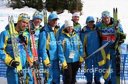 24.02.2010, Whistler, Canada (CAN): feature, group, l-r: Marcus Hellner (SWE), Fischer, Salomon, Exel, Craft, Johan Olsson (SWE), Madshus, Salomon, Leki, Craft, King Carl Gustaf XVI of Sweden, Queen Silvia of Sweden, Anders Soedergren (SWE), Fischer, Salomon, Craft, Prince Carl Philip of Sweden, Daniel Rickardsson (SWE), Fischer, Salomon, Swix - Olympic Winter Games Vancouver 2010, cross-country, 4x10km men, Whistler (CAN). www.nordicfocus.com. © NordicFocus. Every downloaded picture is fee-liable.