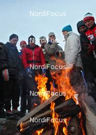 07.03.2010, Mora, Sweden (SWE): Feature, competitors warm up at a fireplace before the race - Worldloppet / FIS Marathon Cup Vasaloppet, Mora (SWE). www.nordicfocus.com. © Hemmersbach/NordicFocus. Every downloaded picture is fee-liable.