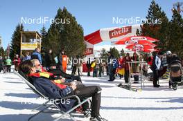 13.03.2010, Scuol, Switzerland (SUI): Relaxing in the marathon village - FIS Marathon Cup Engadin Skimarathon, Scuol (SUI). www.nordicfocus.com. © Manzoni/NordicFocus. Every downloaded picture is fee-liable.