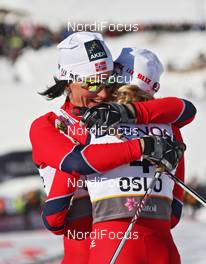 05.03.2011, Oslo, Norway (NOR): Marit Bjoergen (NOR), Fischer, Rottefella, Swix congratulates Therese Johaug (NOR), Fischer, Salomon, Swix  - FIS nordic world ski championships, cross-country, mass  women, Oslo (NOR). www.nordicfocus.com. © Hemmersbach/NordicFocus. Every downloaded picture is fee-liable.