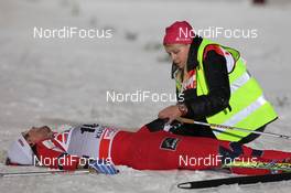 26.11.2011, Kuusamo, Finland (FIN): Comp Feature: a volunteer helps Petter Northug (NOR), Fischer, Rottefella, Alpina, Ski Go, Swix  - FIS world cup cross-country, 10km men, Kuusamo (FIN). www.nordicfocus.com. © Manzoni/NordicFocus. Every downloaded picture is fee-liable.