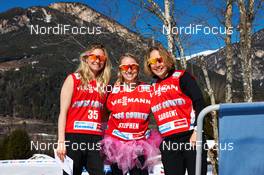 03.03.2013, Val di Fiemme, Italy (ITA): US girls Jessica Diggins (USA), Elizabeth Stephen (USA) and Ida Sargent (USA) enjoy the sun - FIS nordic world ski championships, cross-country, mass men, Val di Fiemme (ITA). www.nordicfocus.com. © Felgenhauer/NordicFocus. Every downloaded picture is fee-liable.