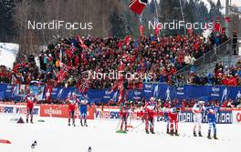 23.02.2013, Val di Fiemme, Italy (ITA): the top group passes norwegian fans - FIS nordic world ski championships, cross-country, skiathlon women, Val di Fiemme (ITA). www.nordicfocus.com. © Felgenhauer/NordicFocus. Every downloaded picture is fee-liable.