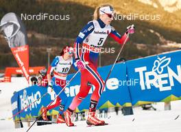 10.01.2015, Val di Fiemme, Italy (ITA): Eva Vrabcova-Nyvltova (CZE), Ragnhild Haga (NOR), (l-r)  - FIS world cup cross-country, tour de ski, mass women, Val di Fiemme (ITA). www.nordicfocus.com. © Felgenhauer/NordicFocus. Every downloaded picture is fee-liable.