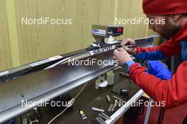25.11.2016, Ruka, Finland (FIN): Salomon Technician working on ski   - FIS world cup cross-country, training, Ruka (FIN). www.nordicfocus.com. © THIBAUT/NordicFocus. Every downloaded picture is fee-liable.