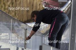 30.01.2016, Oberstdorf, Germany (GER): Event Feature: Volunteer cleans the windows at the inrun - FIS world cup ski jumping ladies, individual HS106, Oberstdorf (GER). www.nordicfocus.com. © Manzoni/NordicFocus. Every downloaded picture is fee-liable.