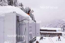13.12.2017, Annecy-Le Grand Bornand, France (FRA): Event Feature: volunteer removes snow from the truck roof -  IBU world cup biathlon, training, Annecy-Le Grand Bornand (FRA). www.nordicfocus.com. © Manzoni/NordicFocus. Every downloaded picture is fee-liable.