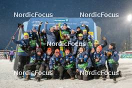 09.12.2023, Oestersund, Sweden (SWE): Rosie Brennan (USA), Ben Ogden (USA), James Clinton Schoonmaker (USA), Jessie Diggins (USA), with the whole Team - FIS world cup cross-country, individual sprint, Oestersund (SWE). www.nordicfocus.com. © Modica/NordicFocus. Every downloaded picture is fee-liable.