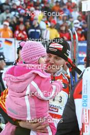 Biathlon - IBU World Cup Biathlon relay men 4x7.5km - Hochfilzen (AUT): Sven Fischer (GER) mit Tochter Emilia Sophie.