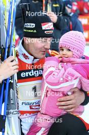 Biathlon - IBU World Cup Biathlon relay men 4x7.5km - Hochfilzen (AUT): Sven Fischer (GER) mit Tochter Emilia Sophie