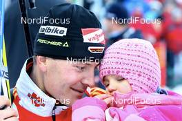Biathlon - IBU World Cup Biathlon relay men 4x7.5km - Hochfilzen (AUT): Sven Fischer (GER) mit Tochter Emilia Sophie.