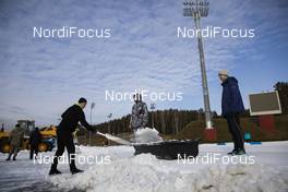 25.02.2020, Minsk-Raubichi, Belarus (BLR): Event Feature: Undefined volunteers shuffle snow to the tracks - IBU Open European Championships Biathlon, training, Minsk-Raubichi (BLR). www.nordicfocus.com. © Manzoni/NordicFocus. Every downloaded picture is fee-liable.