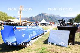 01.09.2023, Annecy, France (FRA): Event Feature: bob sleight waits for passengers - Martin Fourcade Nordic Festival, Annecy (FRA). www.nordicfocus.com. © Manzoni/NordicFocus. Every downloaded picture is fee-liable.