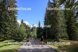 15.09.2023, La Feclaz, France (FRA): Julia Simon (FRA), Paula Botet (FRA), (l-r) - Biathlon Samse Summer Tour, training, La Feclaz (FRA). www.nordicfocus.com. © Manzoni/NordicFocus. Every downloaded picture is fee-liable.