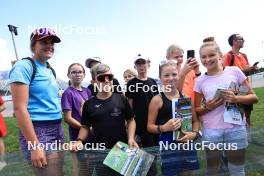 15.09.2023, La Feclaz, France (FRA): Event Feature: young fans wait for their heros - Biathlon Samse Summer Tour, training, La Feclaz (FRA). www.nordicfocus.com. © Manzoni/NordicFocus. Every downloaded picture is fee-liable.