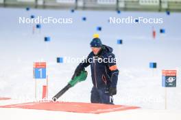 30.11.2023, Oestersund, Sweden, (SWE): Event Feature: Cleaning shooting mat - IBU World Cup Biathlon, relay men, Oestersund (SWE). www.nordicfocus.com. © Manzoni/NordicFocus. Every downloaded picture is fee-liable.