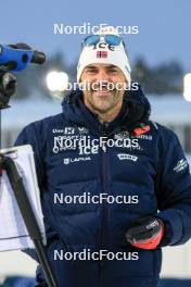 30.11.2023, Oestersund, Sweden, (SWE): Siegfried Mazet (FRA) coach team Norway - IBU World Cup Biathlon, relay men, Oestersund (SWE). www.nordicfocus.com. © Manzoni/NordicFocus. Every downloaded picture is fee-liable.