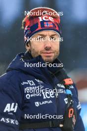 30.11.2023, Oestersund, Sweden, (SWE): Patrick Oberegger (ITA) coach Team Norway - IBU World Cup Biathlon, relay men, Oestersund (SWE). www.nordicfocus.com. © Manzoni/NordicFocus. Every downloaded picture is fee-liable.
