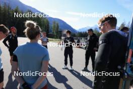 20.05.2024, Lenzerheide, Switzerland (SUI): Lena Haecki-Gross (SUI), Joscha Burkhalter (SUI), Elisa Gasparin (SUI), Lea Meier (SUI), Sandra Flunger (AUT) coach Team Switzerland, Andreas Kuppelwieser (ITA), coach Team Switzerland, Sebastian Stalder (SUI), (l-r) - Biathlon summer training, Lenzerheide (SUI). www.nordicfocus.com. © Manzoni/NordicFocus. Every downloaded picture is fee-liable.