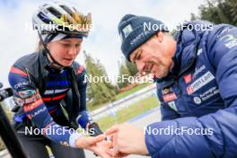 15.09.2024, Lenzerheide, Switzerland (SUI): Jeanne Richard (FRA), Patrick Favre (ITA), coach Team France, (l-r) - Sommer Nordic Event 2024, Sommer Biathlon Cup, Lenzerheide (SUI). www.nordicfocus.com. © Manzoni/NordicFocus. Every downloaded picture is fee-liable.