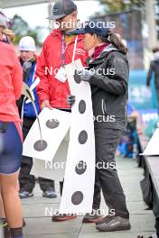 15.09.2024, Dresden, Germany (GER): Voulonteers with target paper feature - City Biathlon - Dresden (GER). www.nordicfocus.com. © Reichert/NordicFocus. Every downloaded picture is fee-liable.