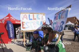 20.10.2024, Arcon, France (FRA): Event Feature: young fans with athletes banners - Biathlon Samse Summer Tour, pursuit, Arcon (FRA). www.nordicfocus.com. © Manzoni/NordicFocus. Every downloaded picture is fee-liable.