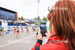 22.08.2024, Otepaeae, Estonia (EST): Event Feature: Coach filming the start - IBU Summer Biathlon World Championships, super sprint junior women, Otepaeae (EST). www.nordicfocus.com. © Manzoni/NordicFocus. Every downloaded picture is fee-liable.