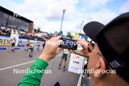 23.08.2024, Otepaeae, Estonia (EST): Fan taking photos at the start Event Feature: - IBU Summer Biathlon World Championships, super sprint men, Otepaeae (EST). www.nordicfocus.com. © Manzoni/NordicFocus. Every downloaded picture is fee-liable.