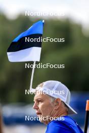 23.08.2024, Otepaeae, Estonia (EST): Volunteer with Estonian flag Event Feature: - IBU Summer Biathlon World Championships, super sprint men, Otepaeae (EST). www.nordicfocus.com. © Manzoni/NordicFocus. Every downloaded picture is fee-liable.