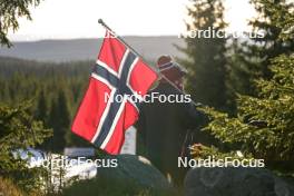 16.11.2024, Sjusjoen, Norway (NOR): Event Feature: Norwegian fan with flag - Biathlon Season Opening, sprint, Sjusjoen (NOR). www.nordicfocus.com. © Nordnes/NordicFocus. Every downloaded picture is fee-liable.