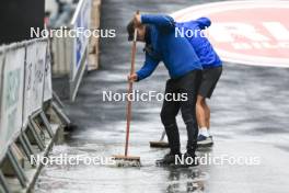 03.08.2024, Sandnes, Norway (NOR): Event Feature:  staff drying the track from rain for womens race - BLINK24 Festival Cross-Country - Sandnes (NOR). www.nordicfocus.com. © Manzoni/NordicFocus. Every downloaded picture is fee-liable.