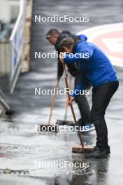 03.08.2024, Sandnes, Norway (NOR): Event Feature:  staff drying the track from rain for womens race - BLINK24 Festival Cross-Country - Sandnes (NOR). www.nordicfocus.com. © Manzoni/NordicFocus. Every downloaded picture is fee-liable.