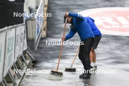 03.08.2024, Sandnes, Norway (NOR): Event Feature:  staff drying the track from rain for womens race - BLINK24 Festival Cross-Country - Sandnes (NOR). www.nordicfocus.com. © Manzoni/NordicFocus. Every downloaded picture is fee-liable.