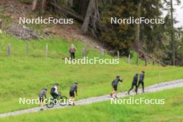 28.05.2024, Lenzerheide, Switzerland (SUI): Silvan Hauser (SUI), Erik Braten Guidon (NOR), coach Team Switzerland, Noe Naeff (SUI), Isai Naeff (SUI), Beda Klee (SUI), Jason Rueesch (SUI), (l-r) - Cross-Country training, Lenzerheide (SUI). www.nordicfocus.com. © Manzoni/NordicFocus. Every downloaded picture is fee-liable.