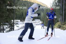 07.11.2024, Davos, Switzerland (SUI): Erik Braten Guidon (NOR), coach Team Switzerland, Jason Rueesch (SUI), (l-r) - Cross-Country training, snowfarming track, Davos (SUI). www.nordicfocus.com. © Manzoni/NordicFocus. Every downloaded picture is fee-liable.