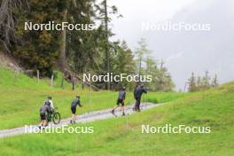 28.05.2024, Lenzerheide, Switzerland (SUI): Silvan Hauser (SUI), Erik Braten Guidon (NOR), coach Team Switzerland, Noe Naeff (SUI), Isai Naeff (SUI), Beda Klee (SUI), Jason Rueesch (SUI), (l-r) - Cross-Country training, Lenzerheide (SUI). www.nordicfocus.com. © Manzoni/NordicFocus. Every downloaded picture is fee-liable.